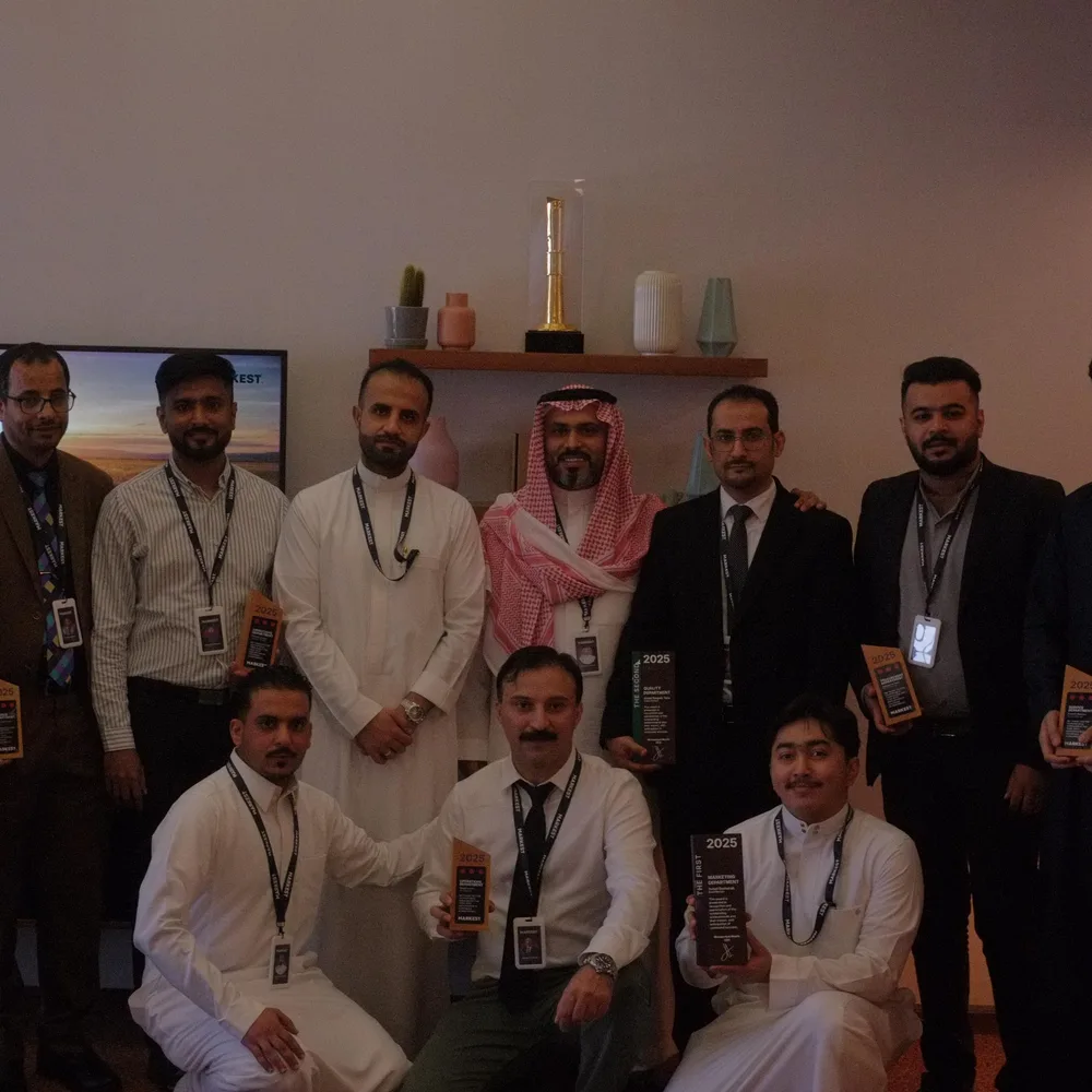فريق دانك مع جوائز التميز في المكتب